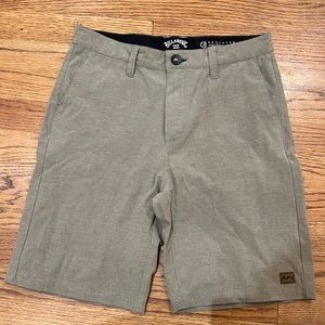 Billabong shorts Sz 28. New. Men. Mesh pockets. One back zipper pocket